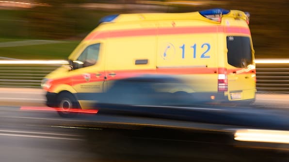 Autofahrer erfasst Fußgängerin in Schwerin - 42-Jährige schwer verletzt