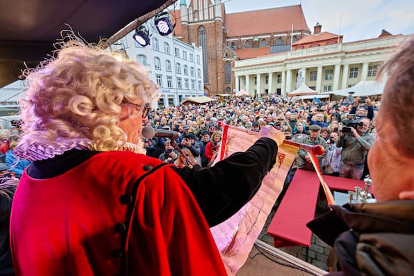 Weinlieferung mit Pferdestärken: In Schwerin rollt der „Martensmann“ aus Lübeck an