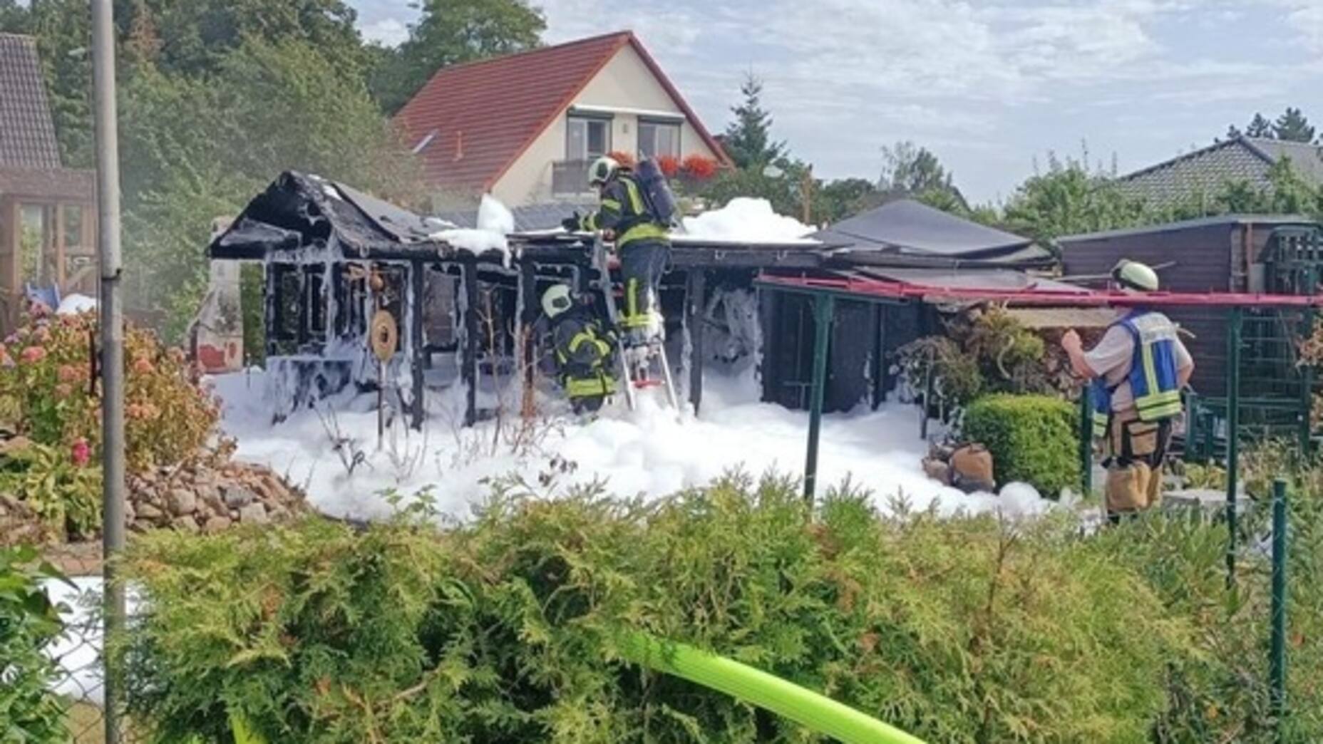 Digital Mario Explosion Sehlen auf Rügen: Explosion bei Schuppenbrand verletzt vier Feuerwehrleute