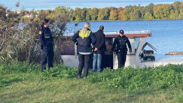 Schweriner Gammelboot-Besitzer am Ziegelsee wehrt sich gegen Polizei: Behörden sind machtlos