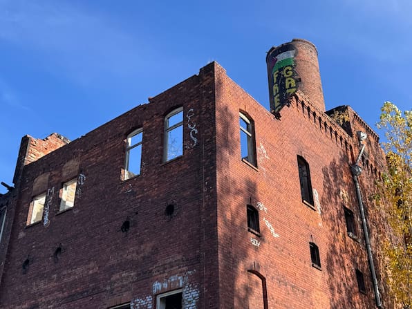 Wieder Brandstiftung in Malzfabrik Wismar: Feuer an anderer Stelle – Ermittler vor Ort