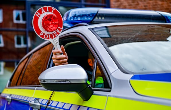 Im Sieben-Seen-Center nach Blechschaden ausgerufen: Fahrer torkelt Beamten in die Arme