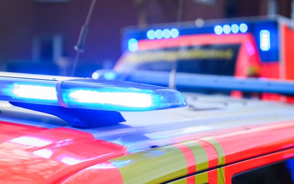 Unfall bei Schwerin: Schülerbus prallt gegen Baum – zwei Kinder in der Klinikvier Verletzte